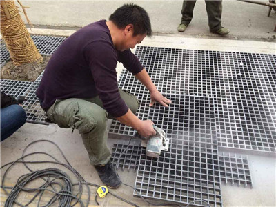 沙勞動(dòng)路，工人安裝切割樹(shù)篦子